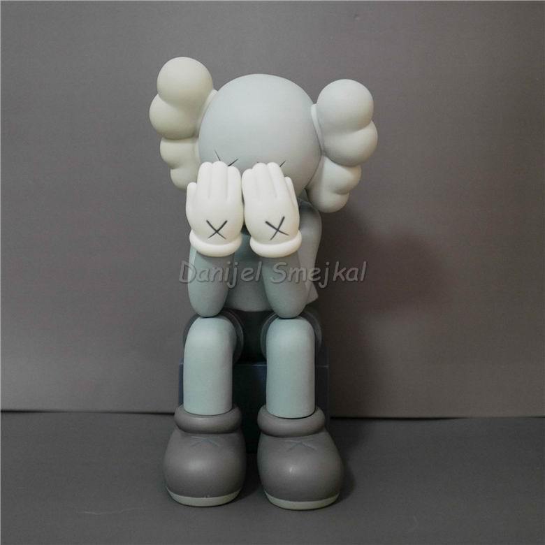 Kaws Passing Through 28cm