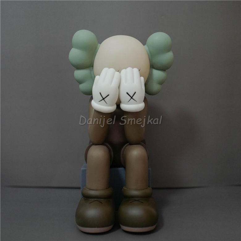 Kaws Passing Through 28cm