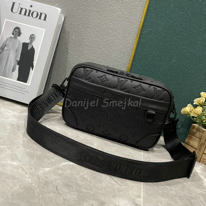 Louis Vuitton Alpha Messsenger 24cm