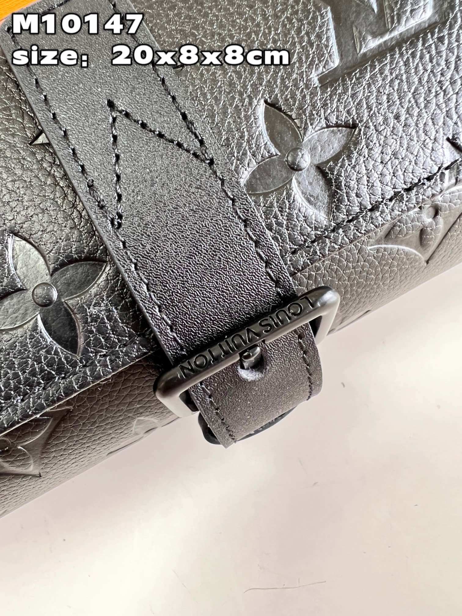 Louis Vuitton M10147 Uhrenetui Monogram Taurillon 20cm