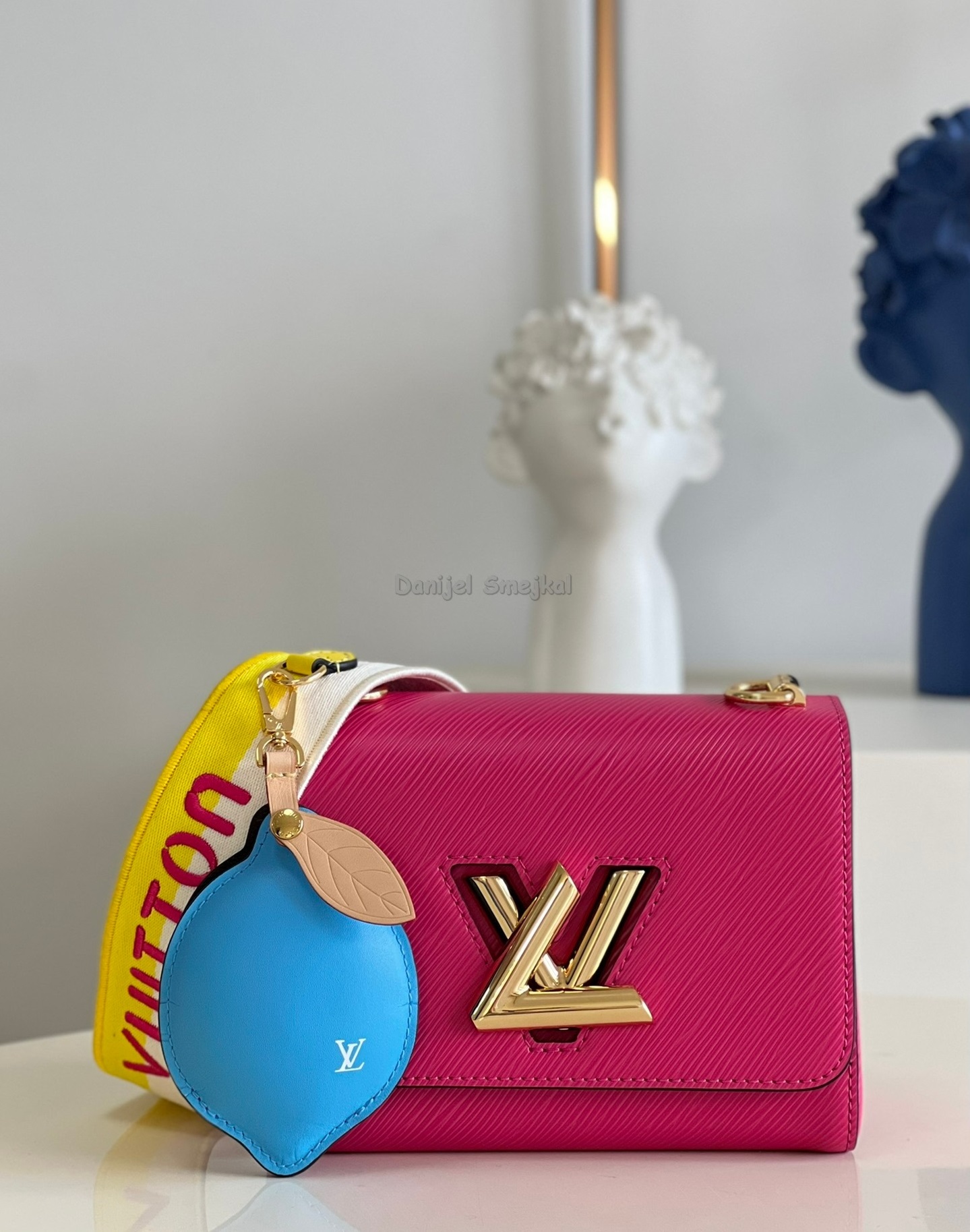 Louis Vuitton M20680 Twist MM 23cm