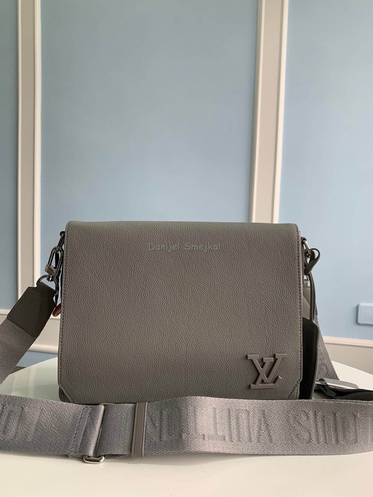 Louis Vuitton M21363 Takeoff Messenger LV Aerogram 28cm