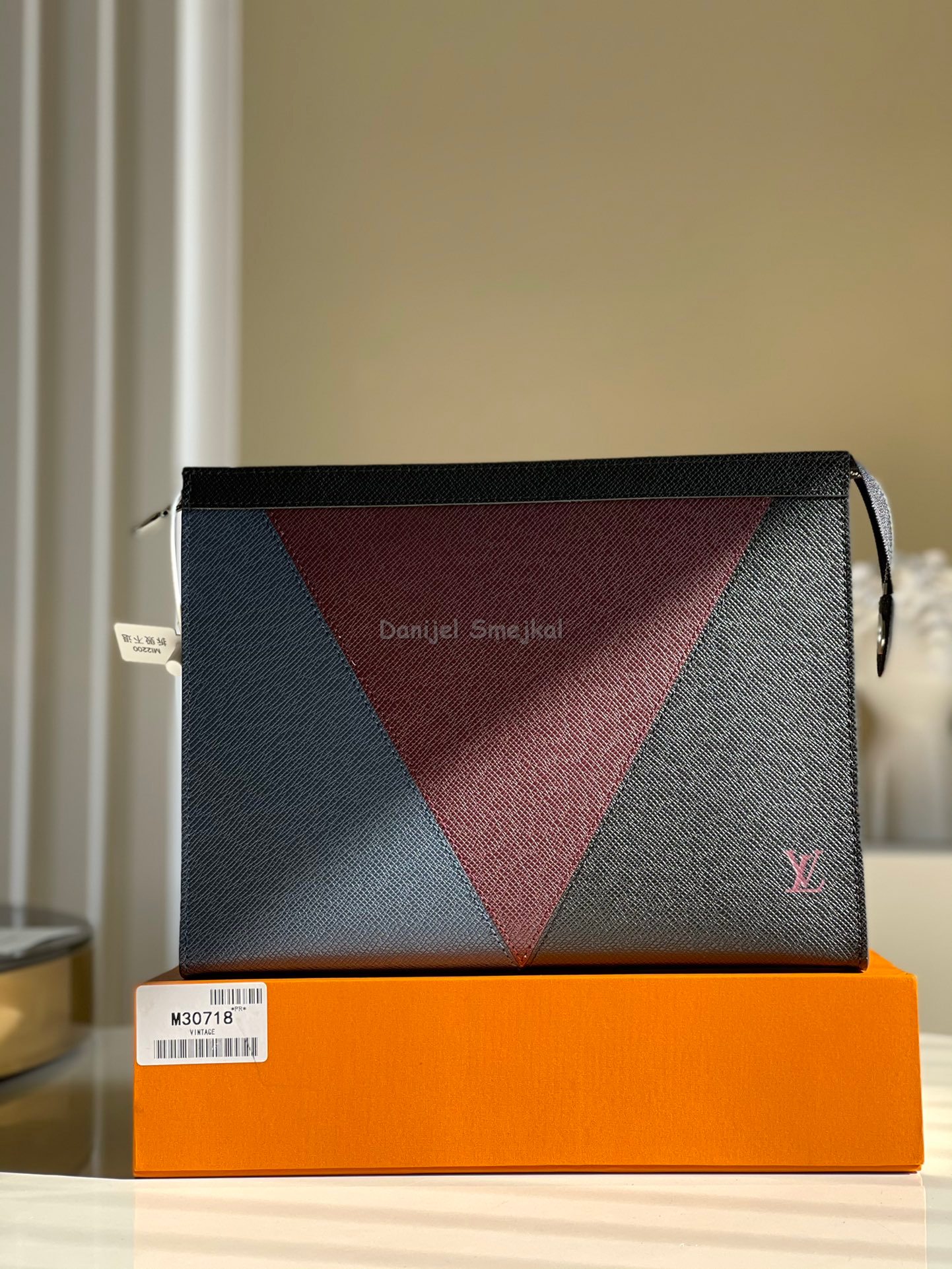 Louis Vuitton M30718 Taiga Pochette Voyage MM 27cm