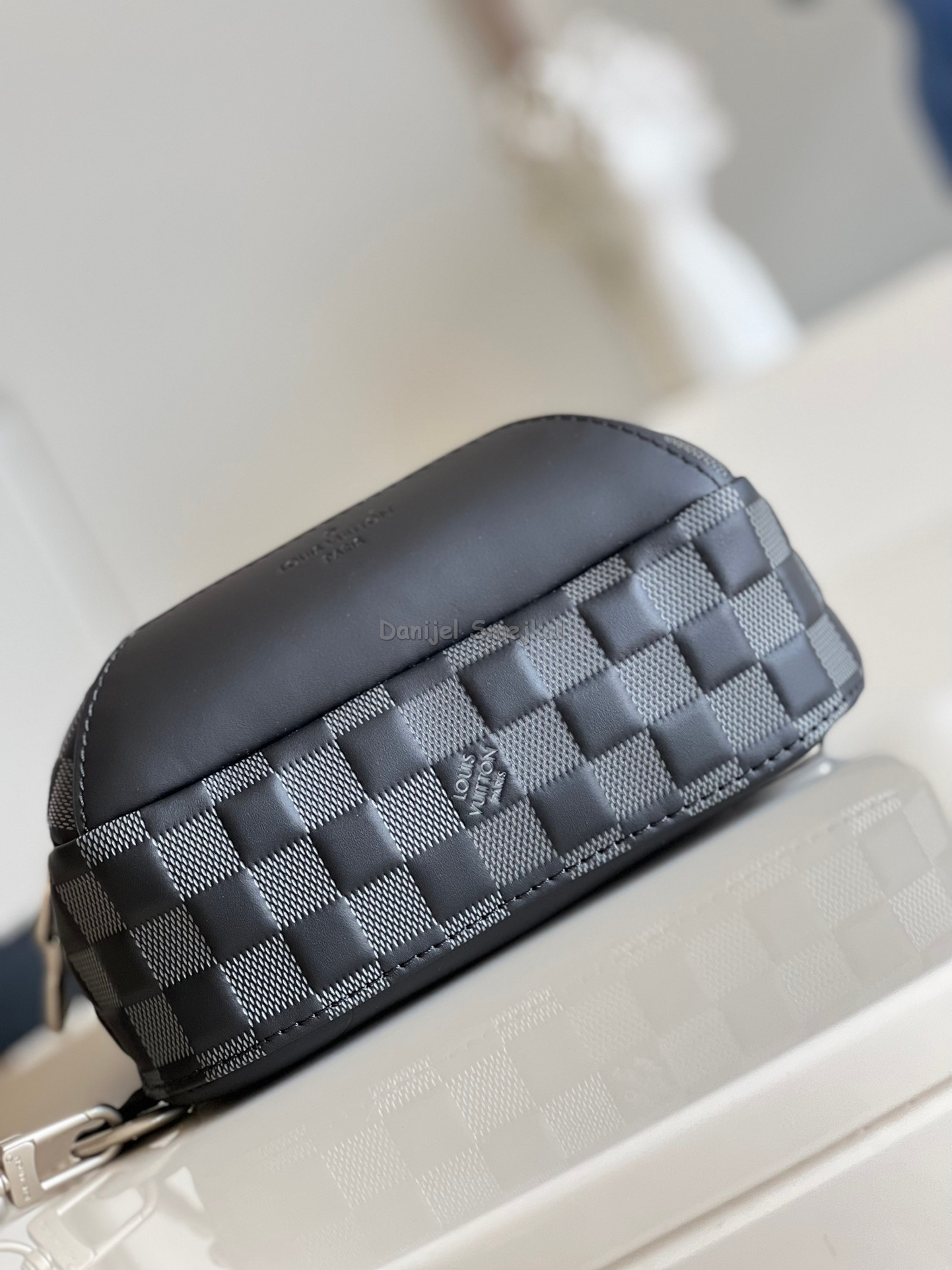 Louis Vuitton M41720 Avenue Slingbag NM Damier Graphite Canvas 20cm