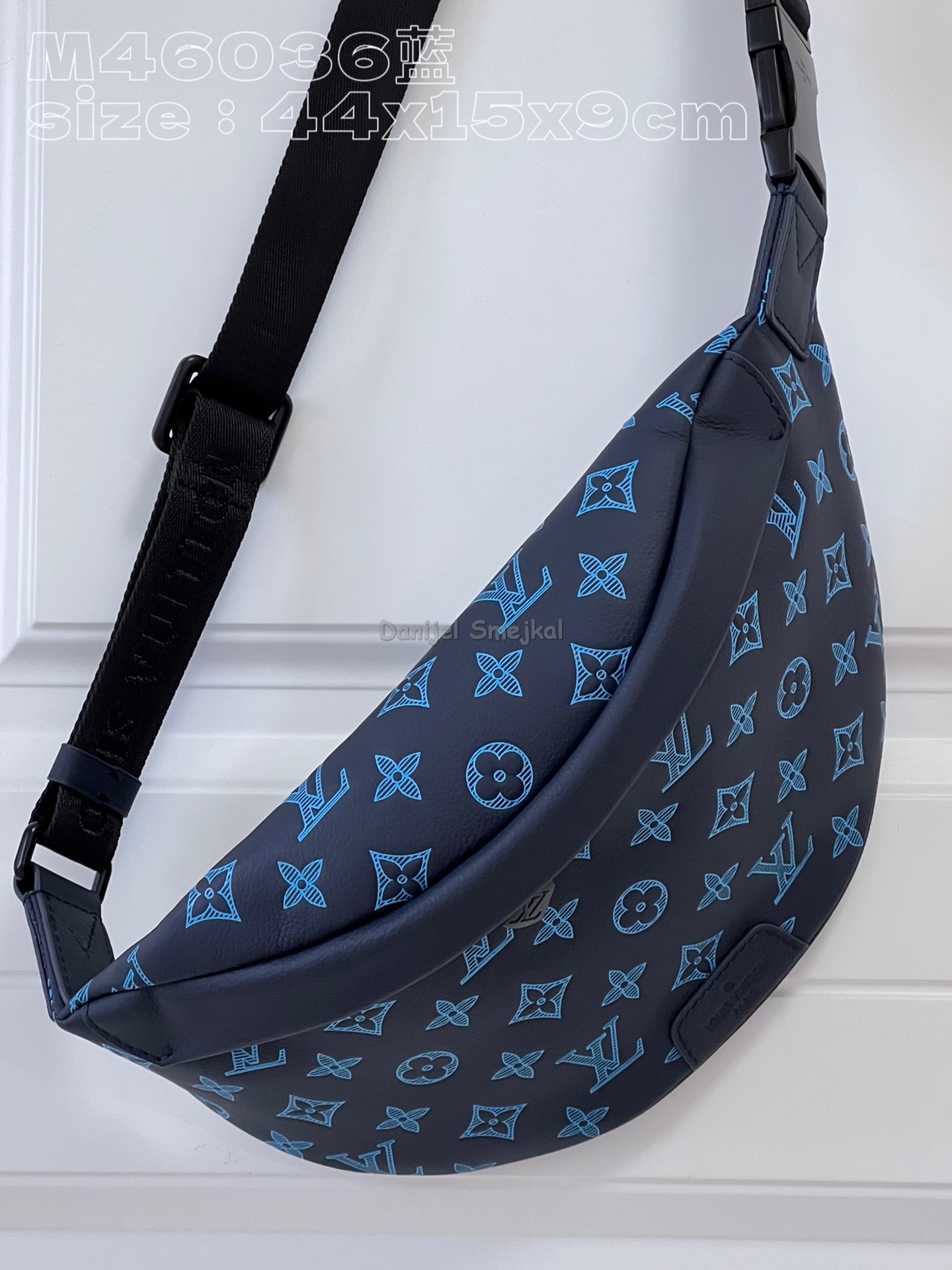 Louis Vuitton M46036 Discovery Bumbag 44cm