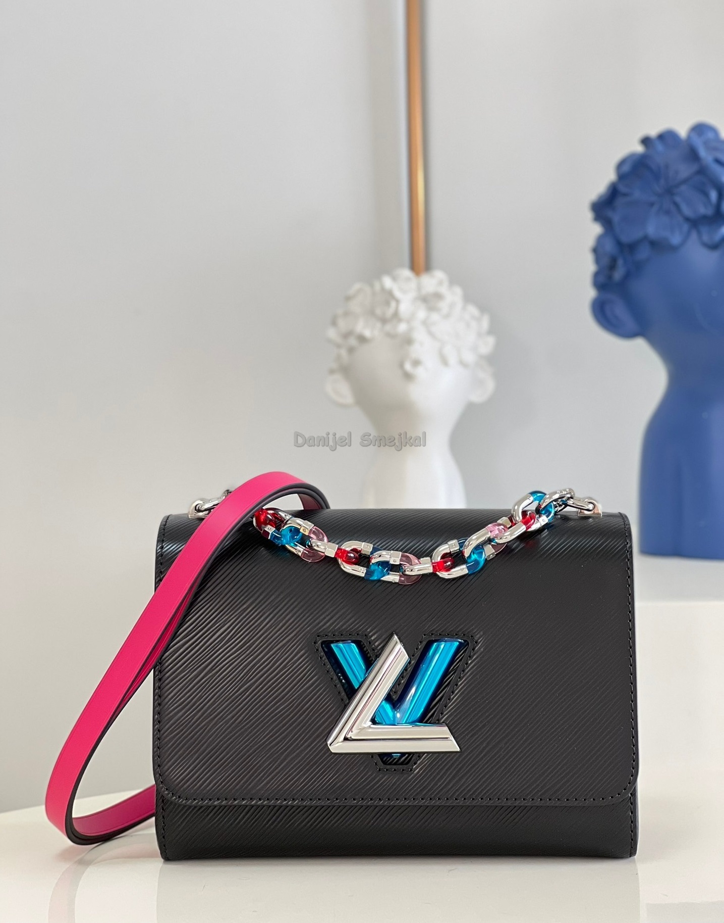 Louis Vuitton M57654 Twist MM 23cm