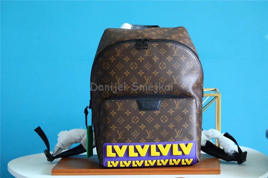 Louis Vuitton M57965 Discovery Backpack Monogram 37cm