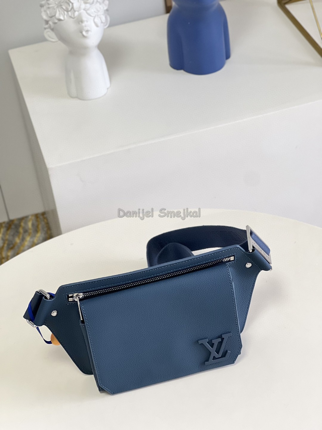 Louis Vuitton M59625 Takeoff Sling Aerogram 30cm