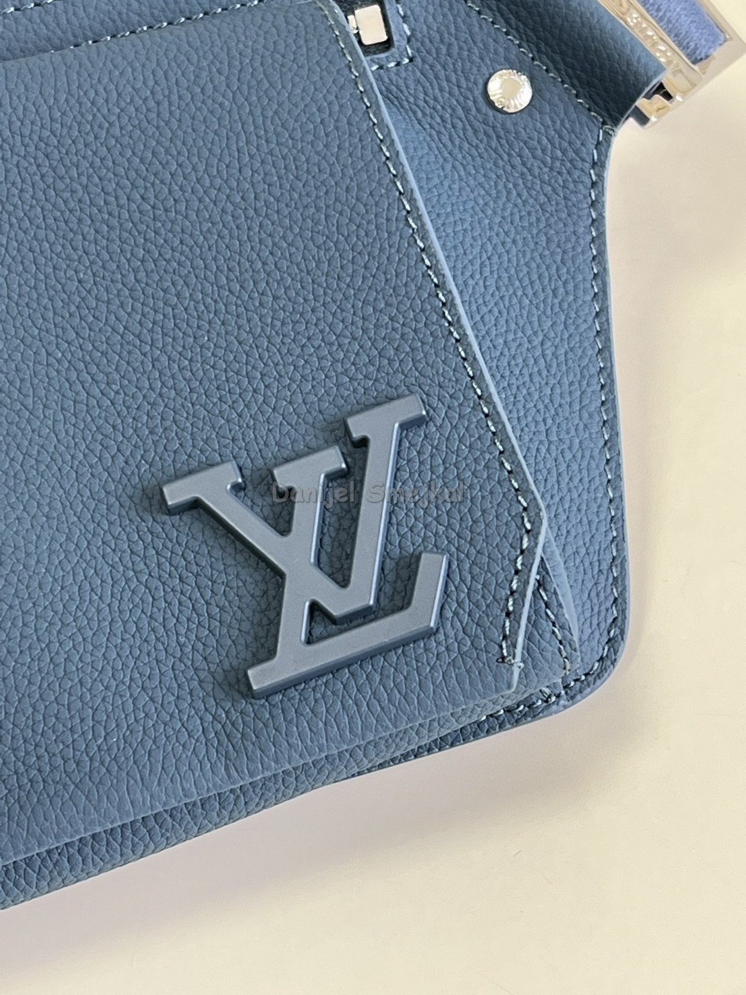 Louis Vuitton M59625 Takeoff Sling Aerogram 30cm
