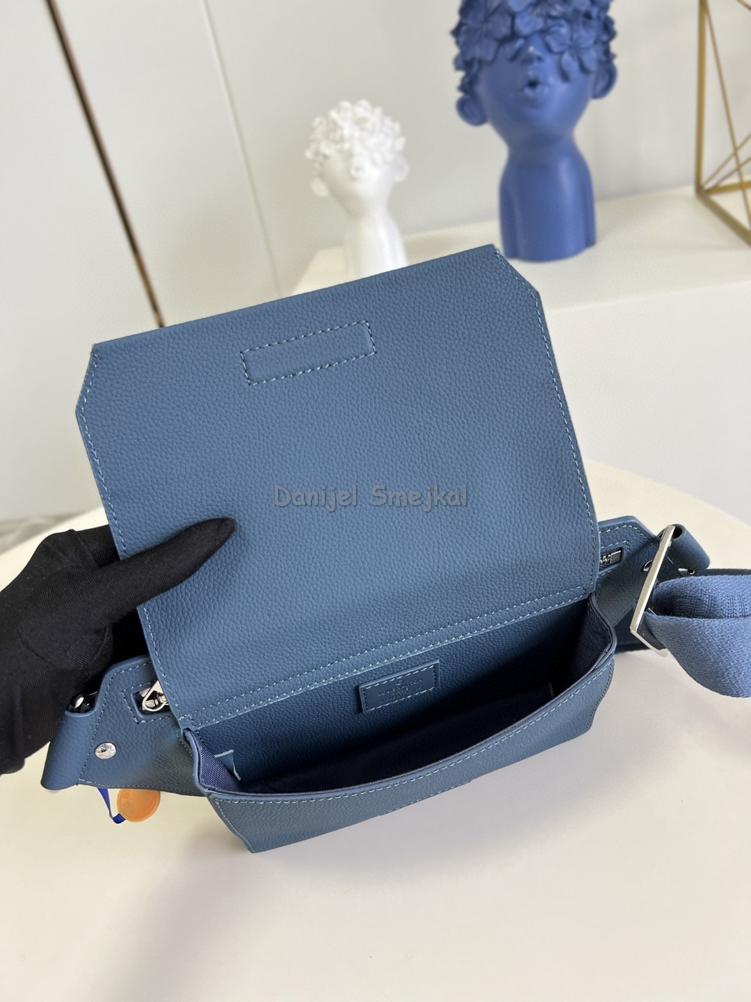 Louis Vuitton M59625 Takeoff Sling Aerogram 30cm
