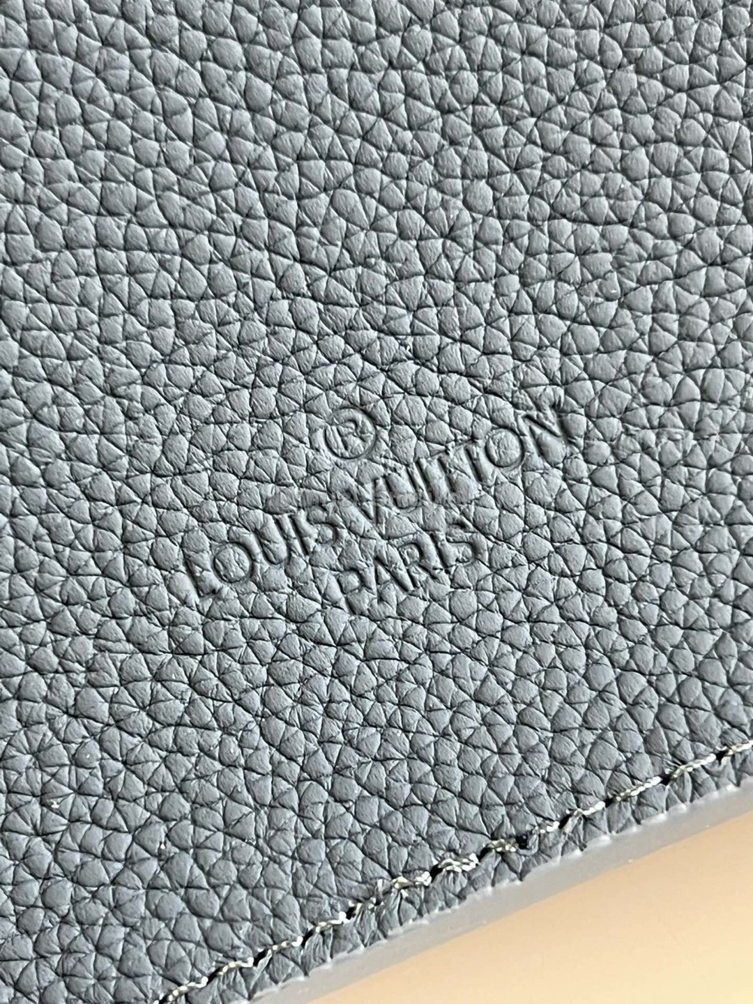 Louis Vuitton M59625 Takeoff Sling Aerogram 30cm