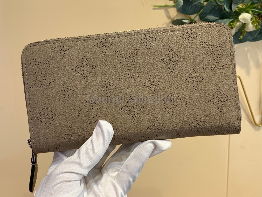 Louis Vuitton M69821 Zippy Wallet Mahina Leather 