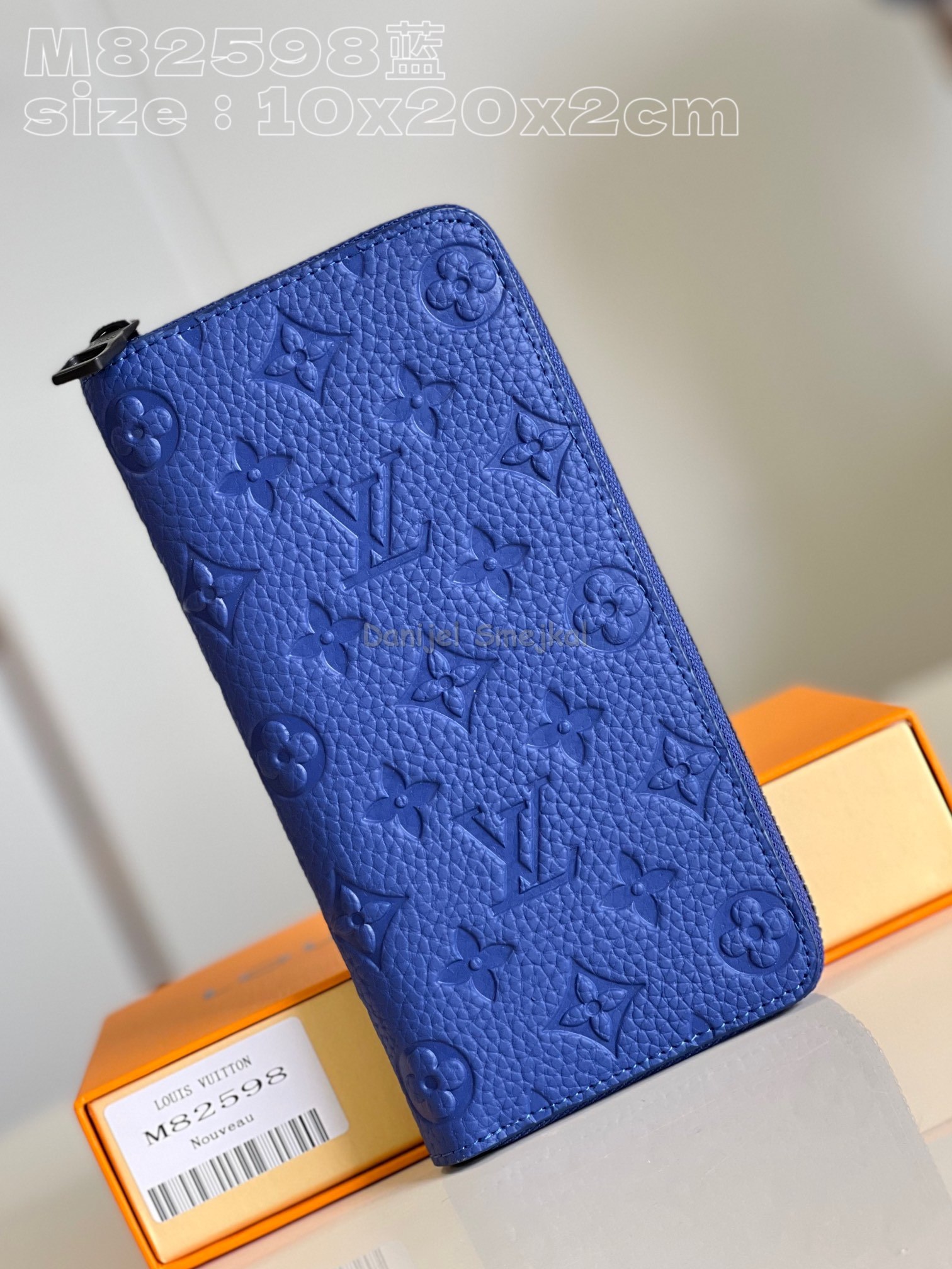 Louis Vuitton M82598 Zippy Vertical Taurillon 