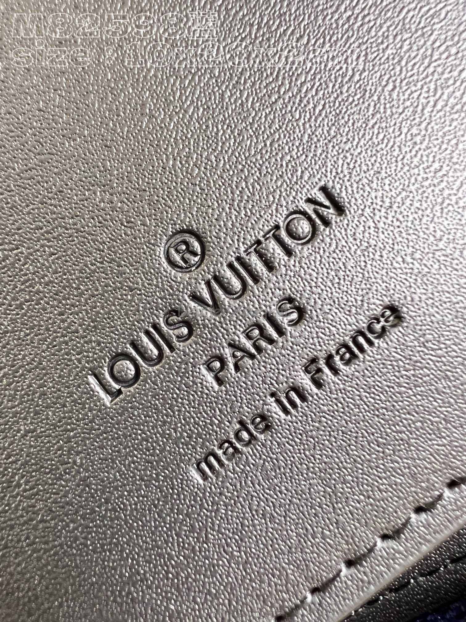 Louis Vuitton M82598 Zippy Vertical Taurillon 