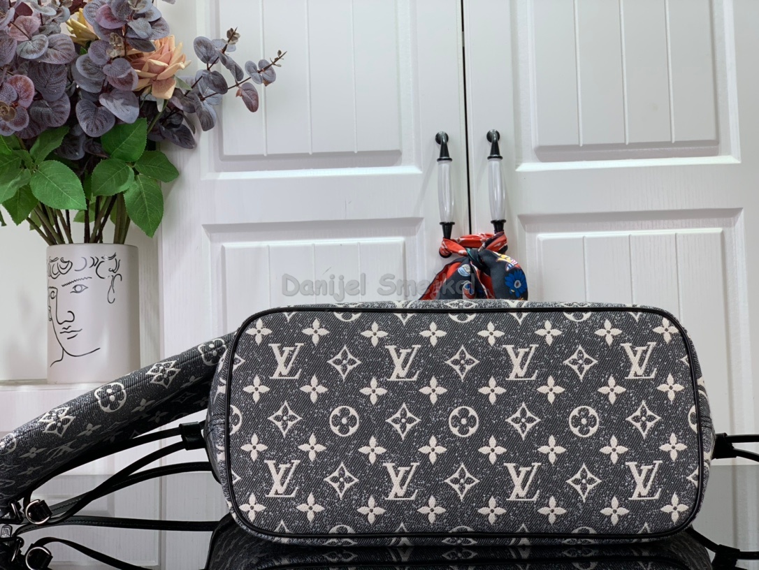 Louis Vuitton m21465 Neverfull MM Black Monogram 31cm