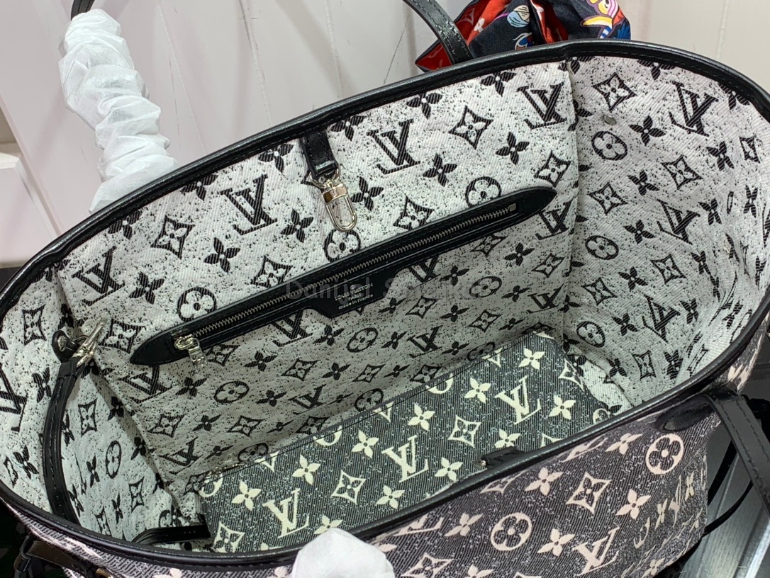 Louis Vuitton m21465 Neverfull MM Black Monogram 31cm
